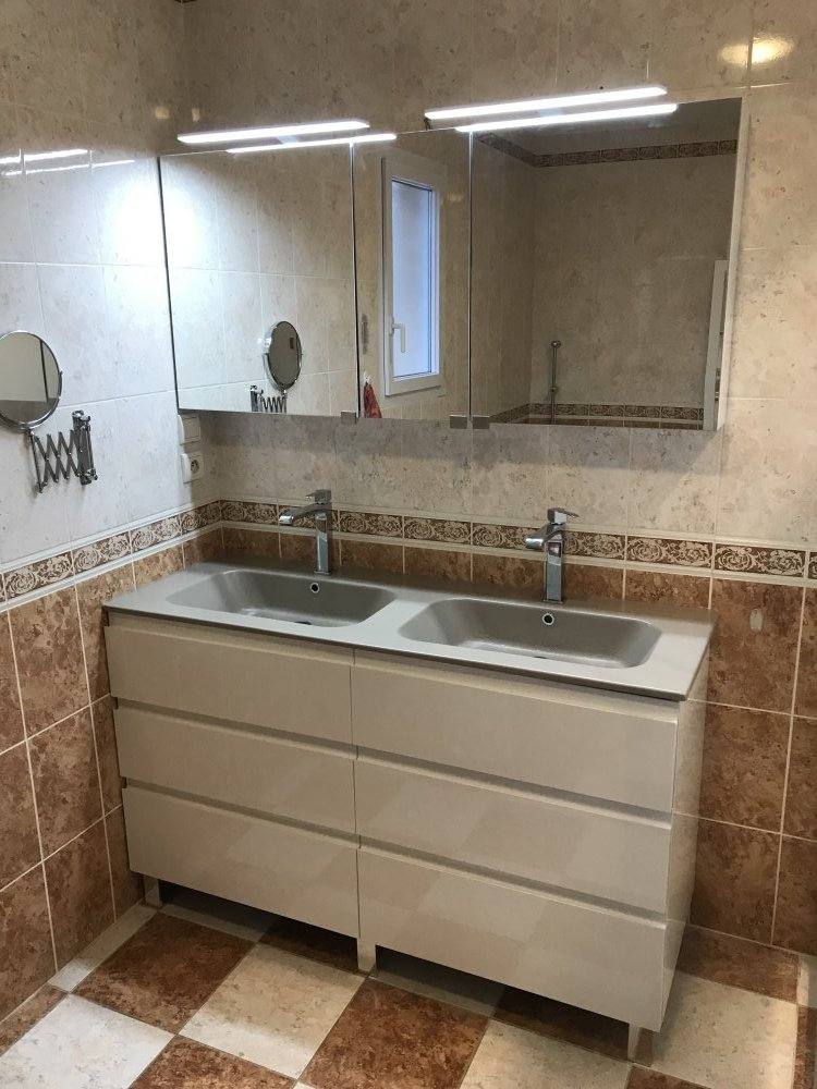Meuble lavabo et vasque installés à Jassans-Riottier