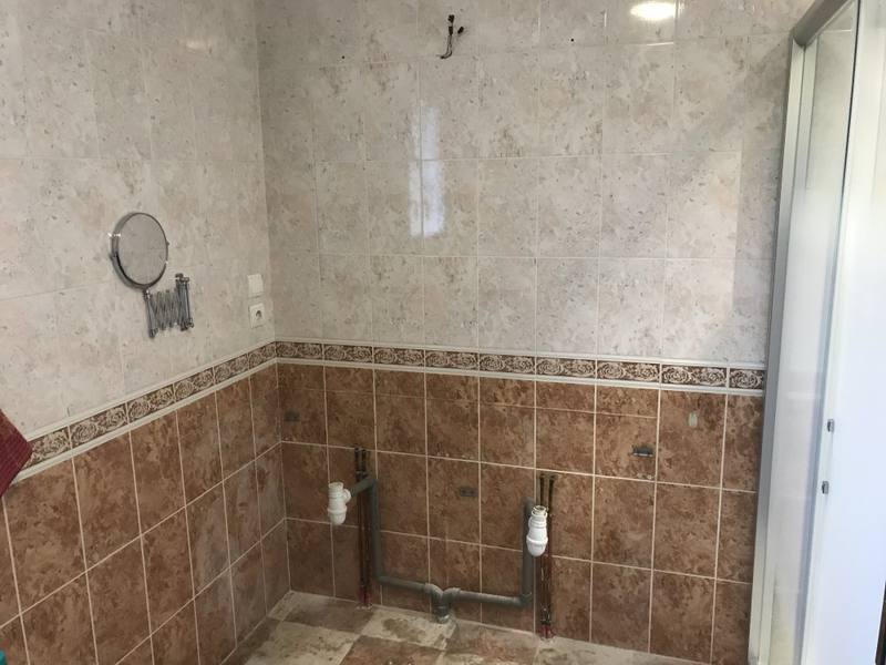 Salle de bain après remplacement du meuble lavabo