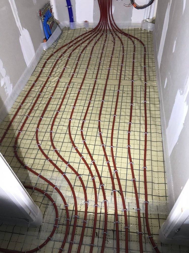 Tubes de plancher chauffant au départ du collecteur