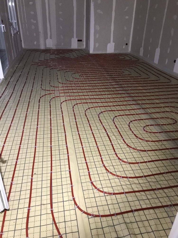 Circuit de plancher chauffant en cours de pose