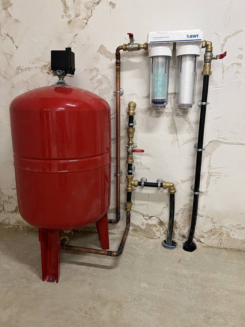 Surpresseur rouge et filtres installés par LT PLOMBERIE