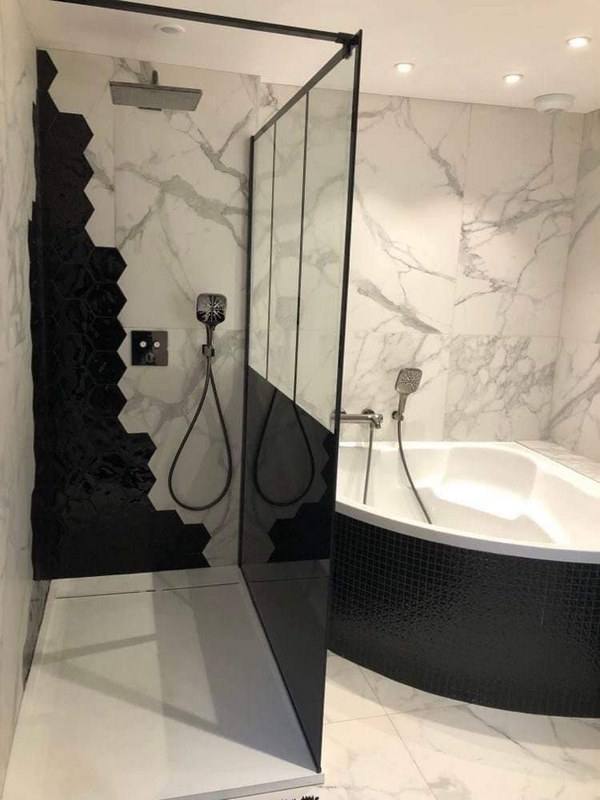 Salle de bain créée par LT PLOMBERIE : douche à l'italienne, baignoire d'angle et carrelage effet marbre